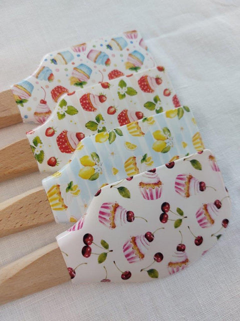 Pečicí stěrka s dřevěnou rukojetí – design jahodového muffinu – 31.5 x 6 cm SK-44 A_2.jpg